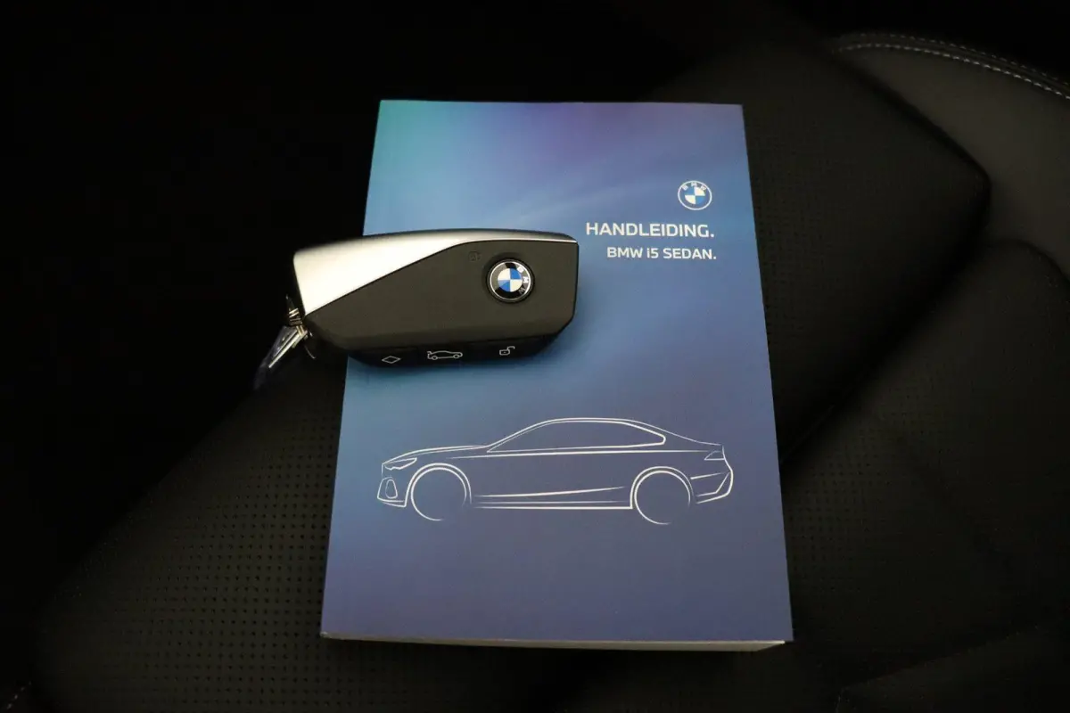 eDrive40 M Sport Edition 84 kWh | SOH 100% | M Sportpakket Pro | Trekhaak | Panoramadak