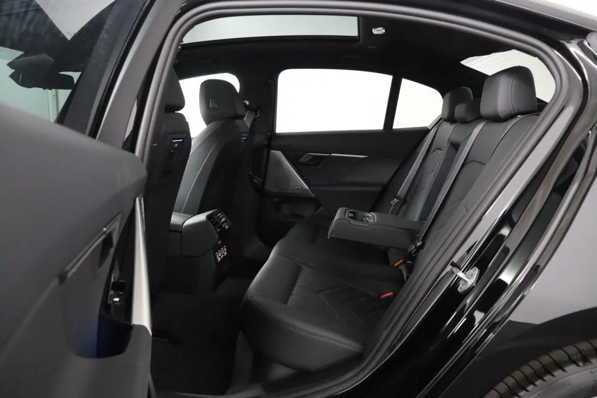 eDrive40 M Sport Edition 84 kWh | SOH 100% | M Sportpakket Pro | Trekhaak | Panoramadak