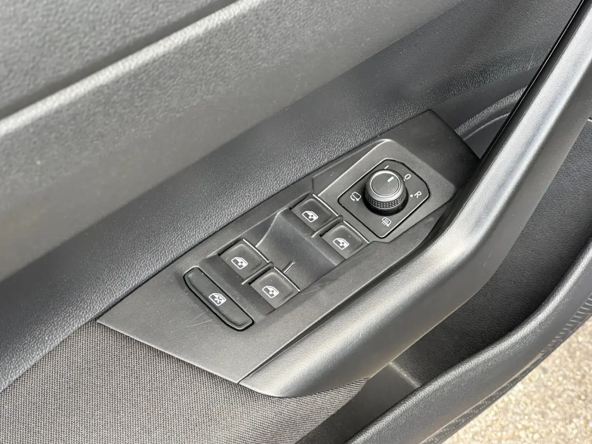 1.0 TSI 95pk R-Line | 17 inch | Camera | Navi | Adapt. Cruise | Climate | Stoelverwarming | Rijklaar incl. garantie