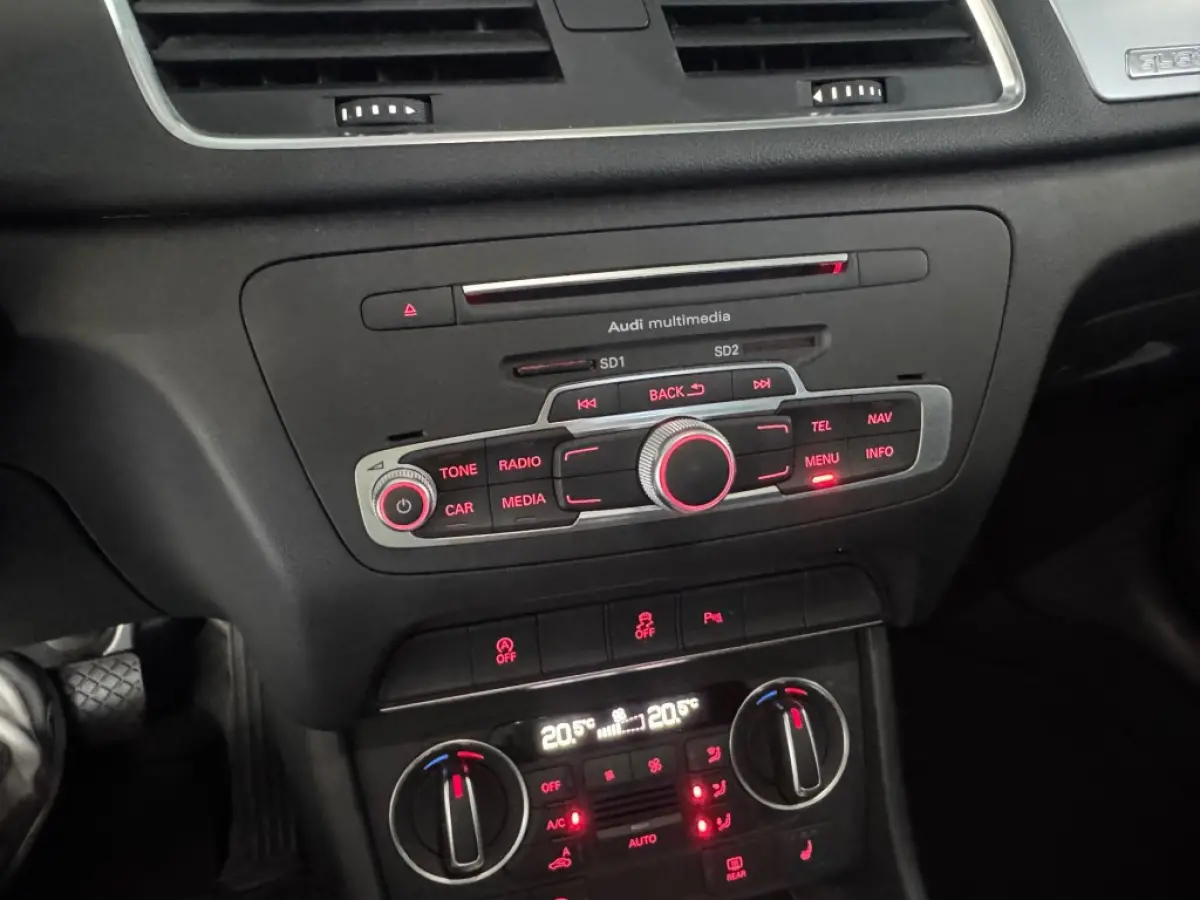 2.0 TFSI Q3 QUATTRO PROLINE / S-TRONIC / Panorama dak / Afneembare trekhaak / 98792 km.