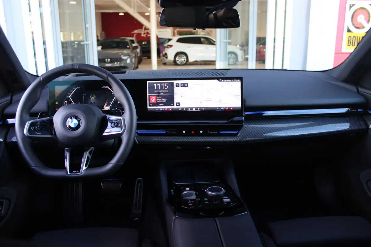 520i M-SPORT | PANORAMA DAK | TREKHAAK ELEKTRISCH WEGKLAPBAAR | HARMAN KARDON AUDIO SYSTEM | SHADOW LINE PAKKET | ELEKTRISCH VERSTELBARE VOORSTOELEN MET GEHEUGENFUNCTIE | STOEL VENTILATIE VO