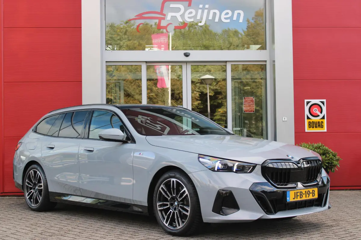 520i M-SPORT | PANORAMA DAK | TREKHAAK ELEKTRISCH WEGKLAPBAAR | HARMAN KARDON AUDIO SYSTEM | SHADOW LINE PAKKET | ELEKTRISCH VERSTELBARE VOORSTOELEN MET GEHEUGENFUNCTIE | STOEL VENTILATIE VO