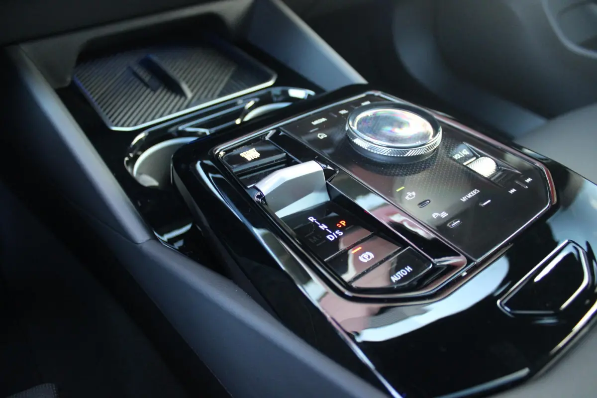 520i M-SPORT | PANORAMA DAK | TREKHAAK ELEKTRISCH WEGKLAPBAAR | HARMAN KARDON AUDIO SYSTEM | SHADOW LINE PAKKET | ELEKTRISCH VERSTELBARE VOORSTOELEN MET GEHEUGENFUNCTIE | STOEL VENTILATIE VO