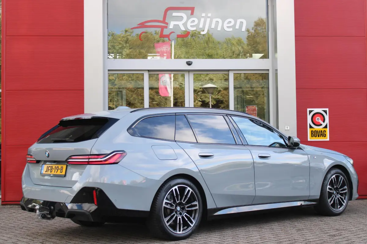 520i M-SPORT | PANORAMA DAK | TREKHAAK ELEKTRISCH WEGKLAPBAAR | HARMAN KARDON AUDIO SYSTEM | SHADOW LINE PAKKET | ELEKTRISCH VERSTELBARE VOORSTOELEN MET GEHEUGENFUNCTIE | STOEL VENTILATIE VO