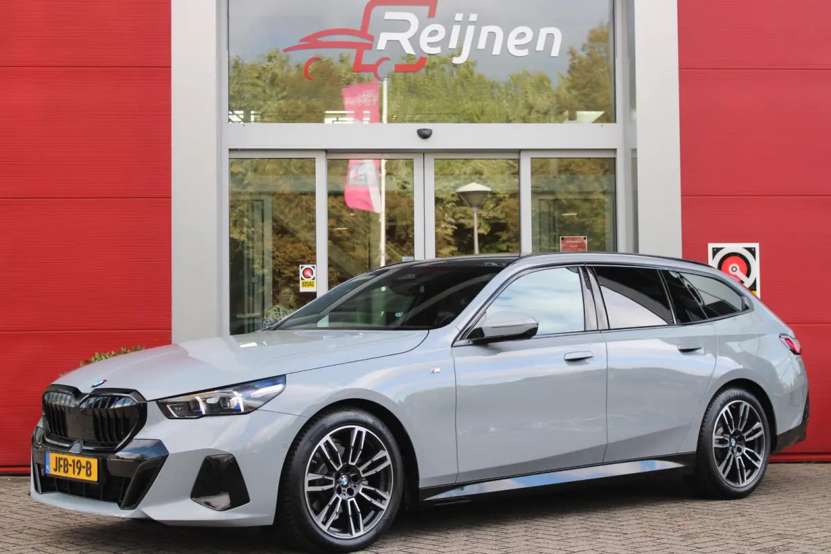 520i M-SPORT | PANORAMA DAK | TREKHAAK ELEKTRISCH WEGKLAPBAAR | HARMAN KARDON AUDIO SYSTEM | SHADOW LINE PAKKET | ELEKTRISCH VERSTELBARE VOORSTOELEN MET GEHEUGENFUNCTIE | STOEL VENTILATIE VO