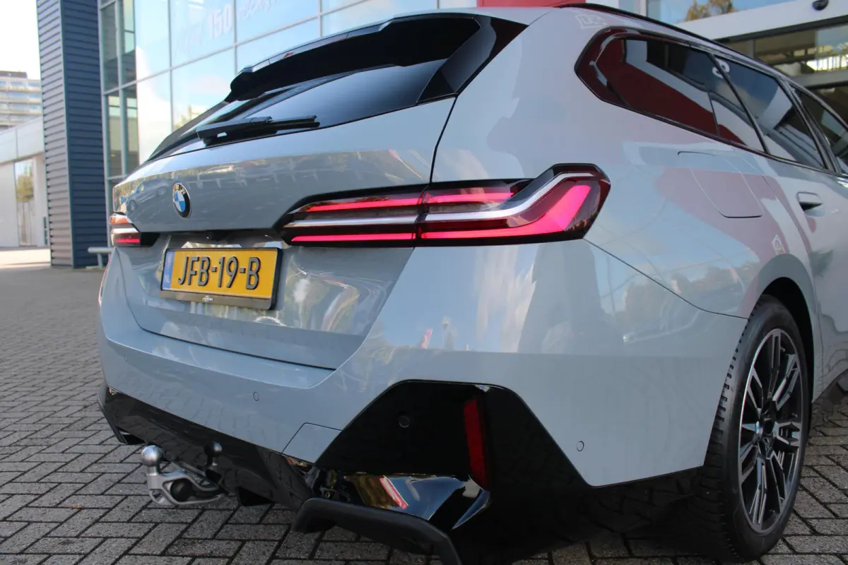 520i M-SPORT | PANORAMA DAK | TREKHAAK ELEKTRISCH WEGKLAPBAAR | HARMAN KARDON AUDIO SYSTEM | SHADOW LINE PAKKET | ELEKTRISCH VERSTELBARE VOORSTOELEN MET GEHEUGENFUNCTIE | STOEL VENTILATIE VO