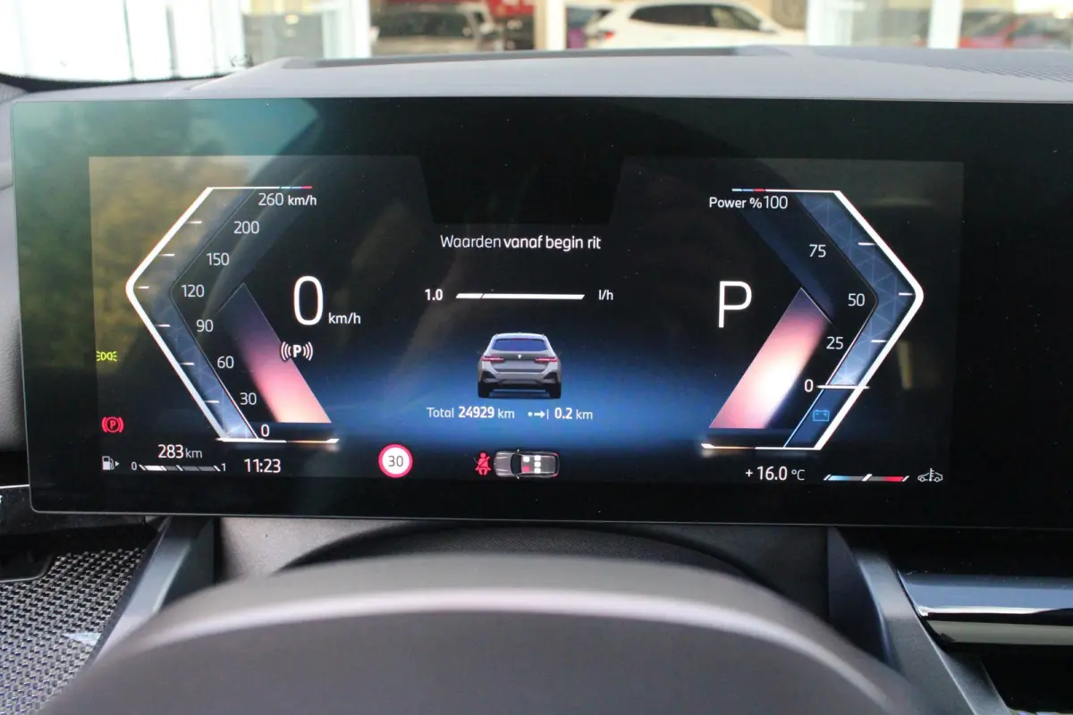 520i M-SPORT | PANORAMA DAK | TREKHAAK ELEKTRISCH WEGKLAPBAAR | HARMAN KARDON AUDIO SYSTEM | SHADOW LINE PAKKET | ELEKTRISCH VERSTELBARE VOORSTOELEN MET GEHEUGENFUNCTIE | STOEL VENTILATIE VO
