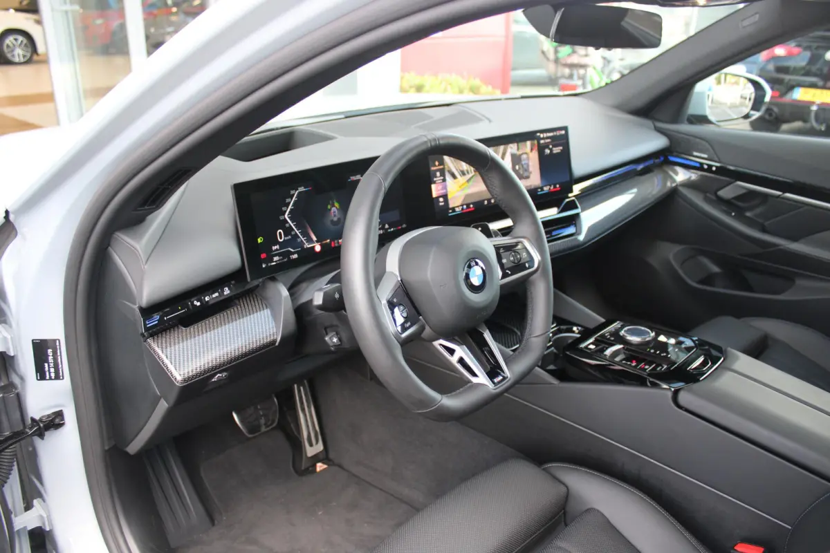 520i M-SPORT | PANORAMA DAK | TREKHAAK ELEKTRISCH WEGKLAPBAAR | HARMAN KARDON AUDIO SYSTEM | SHADOW LINE PAKKET | ELEKTRISCH VERSTELBARE VOORSTOELEN MET GEHEUGENFUNCTIE | STOEL VENTILATIE VO