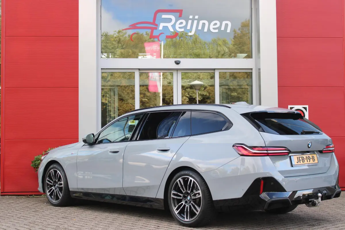 520i M-SPORT | PANORAMA DAK | TREKHAAK ELEKTRISCH WEGKLAPBAAR | HARMAN KARDON AUDIO SYSTEM | SHADOW LINE PAKKET | ELEKTRISCH VERSTELBARE VOORSTOELEN MET GEHEUGENFUNCTIE | STOEL VENTILATIE VO