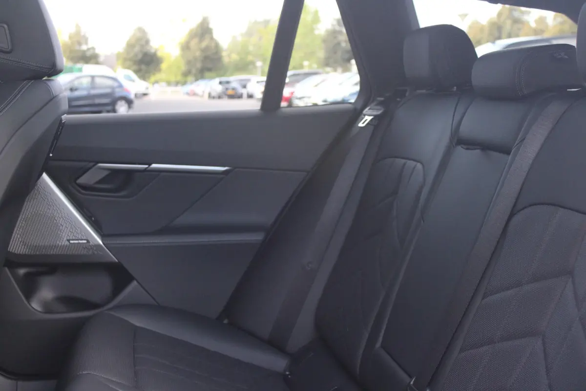 520i M-SPORT | PANORAMA DAK | TREKHAAK ELEKTRISCH WEGKLAPBAAR | HARMAN KARDON AUDIO SYSTEM | SHADOW LINE PAKKET | ELEKTRISCH VERSTELBARE VOORSTOELEN MET GEHEUGENFUNCTIE | STOEL VENTILATIE VO