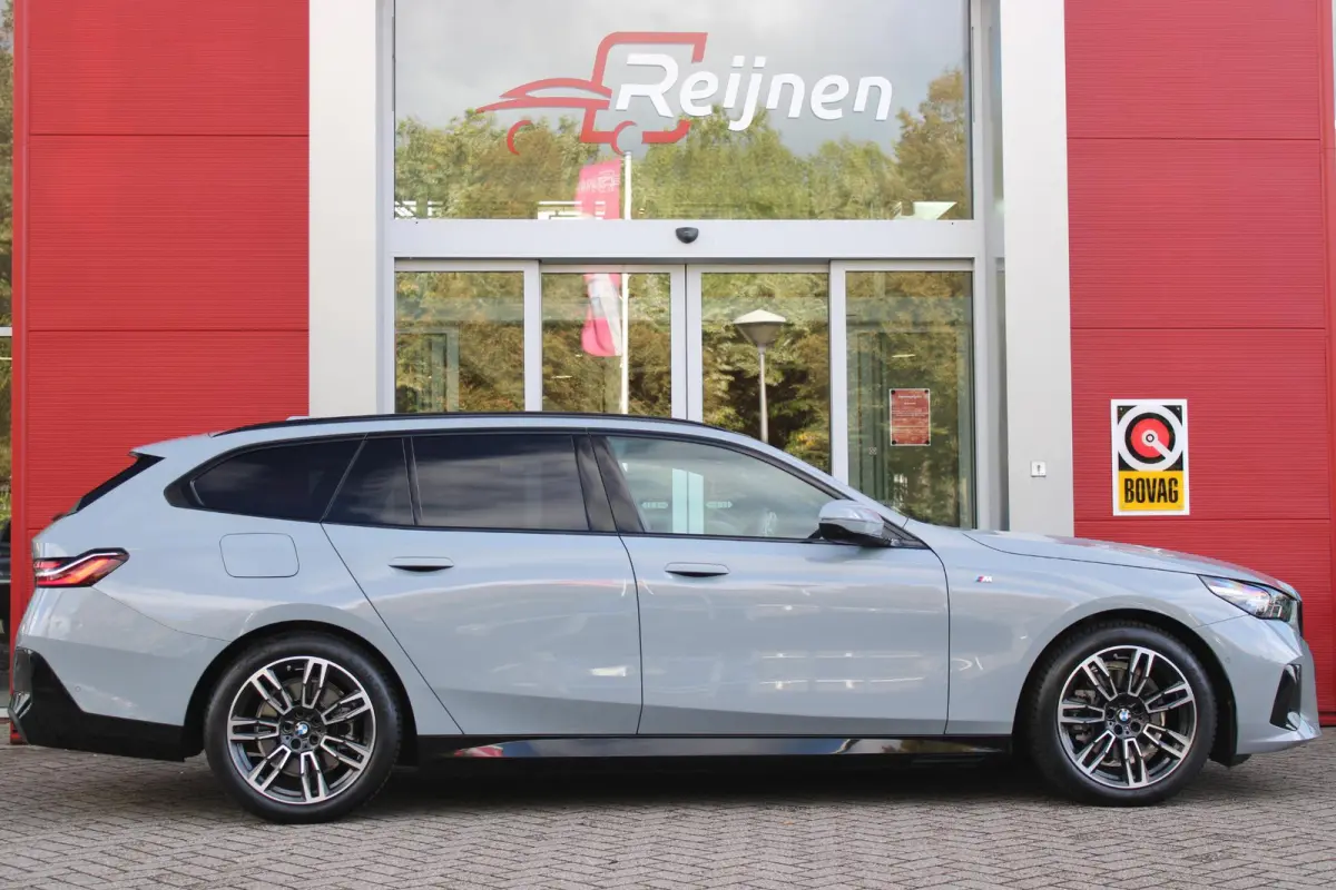 520i M-SPORT | PANORAMA DAK | TREKHAAK ELEKTRISCH WEGKLAPBAAR | HARMAN KARDON AUDIO SYSTEM | SHADOW LINE PAKKET | ELEKTRISCH VERSTELBARE VOORSTOELEN MET GEHEUGENFUNCTIE | STOEL VENTILATIE VO