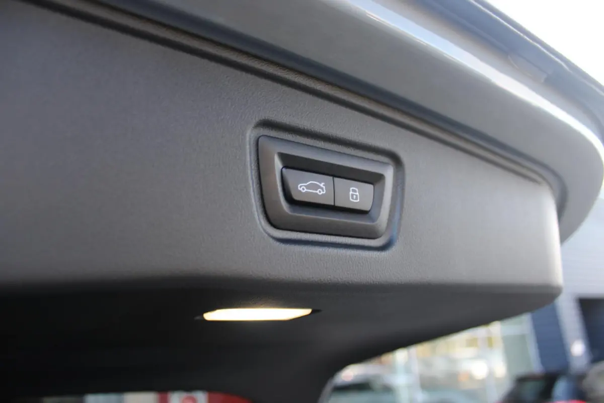 520i M-SPORT | PANORAMA DAK | TREKHAAK ELEKTRISCH WEGKLAPBAAR | HARMAN KARDON AUDIO SYSTEM | SHADOW LINE PAKKET | ELEKTRISCH VERSTELBARE VOORSTOELEN MET GEHEUGENFUNCTIE | STOEL VENTILATIE VO