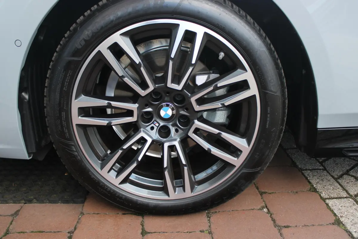 520i M-SPORT | PANORAMA DAK | TREKHAAK ELEKTRISCH WEGKLAPBAAR | HARMAN KARDON AUDIO SYSTEM | SHADOW LINE PAKKET | ELEKTRISCH VERSTELBARE VOORSTOELEN MET GEHEUGENFUNCTIE | STOEL VENTILATIE VO