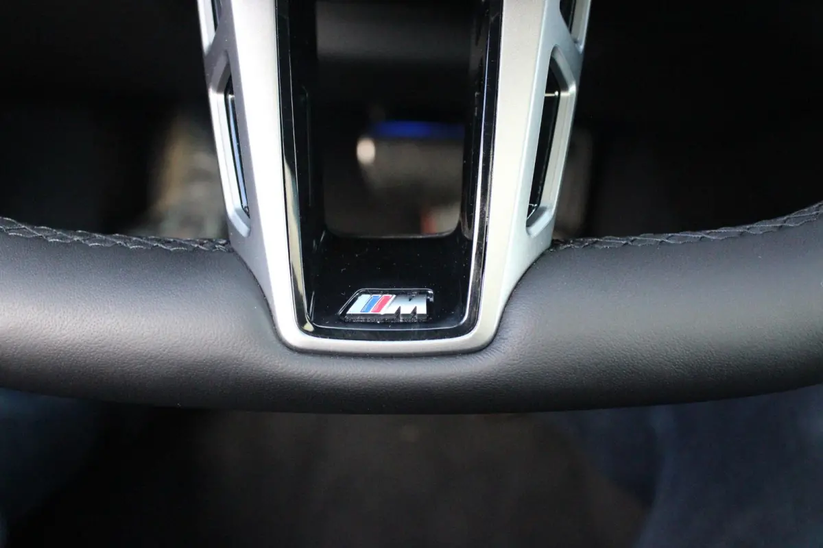 520i M-SPORT | PANORAMA DAK | TREKHAAK ELEKTRISCH WEGKLAPBAAR | HARMAN KARDON AUDIO SYSTEM | SHADOW LINE PAKKET | ELEKTRISCH VERSTELBARE VOORSTOELEN MET GEHEUGENFUNCTIE | STOEL VENTILATIE VO