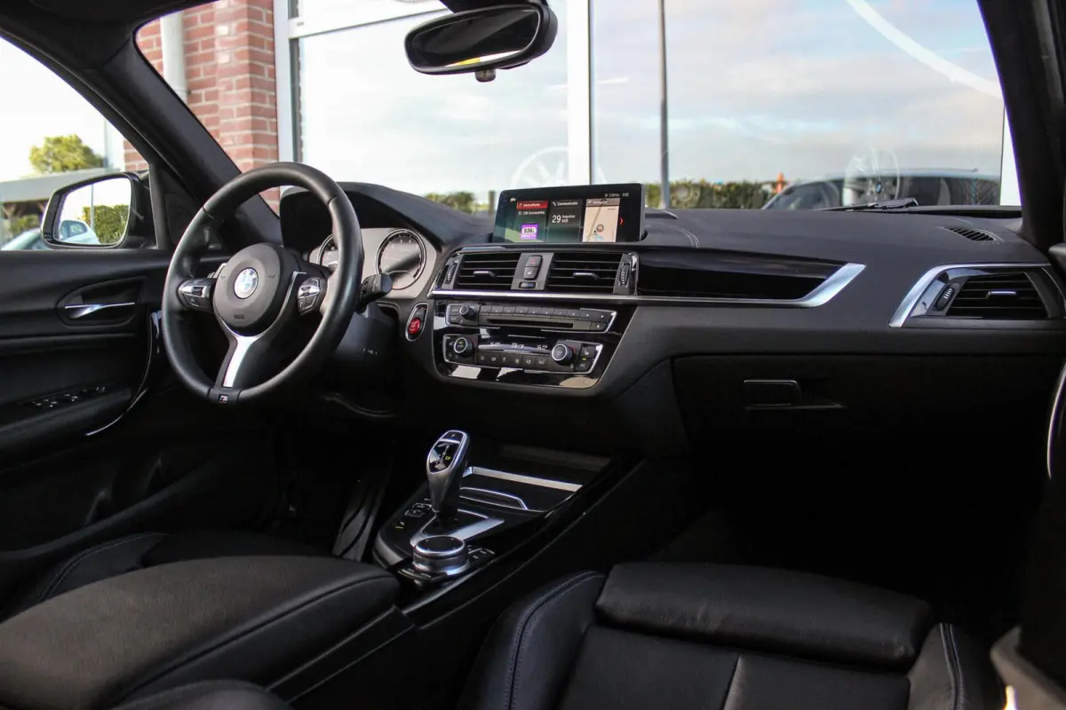 120i Edition M Sport Shadow High Executive | 2e eigenaar | Driving Assistant | Schuif-/kanteldak | Camera | Harman Kardon | Keyless entry | LED | M sport remmen | PDC