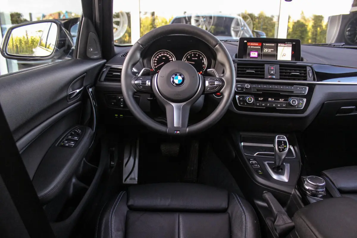 120i Edition M Sport Shadow High Executive | 2e eigenaar | Driving Assistant | Schuif-/kanteldak | Camera | Harman Kardon | Keyless entry | LED | M sport remmen | PDC