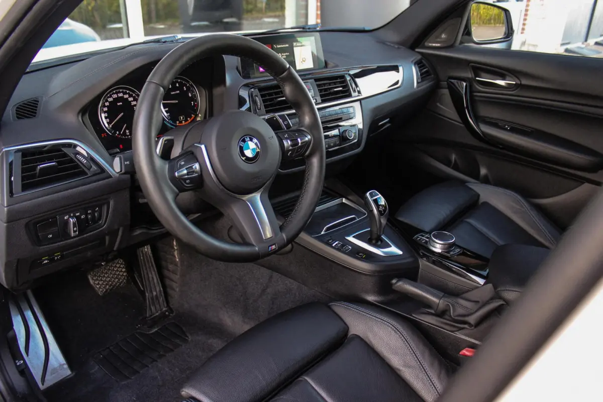 120i Edition M Sport Shadow High Executive | 2e eigenaar | Driving Assistant | Schuif-/kanteldak | Camera | Harman Kardon | Keyless entry | LED | M sport remmen | PDC