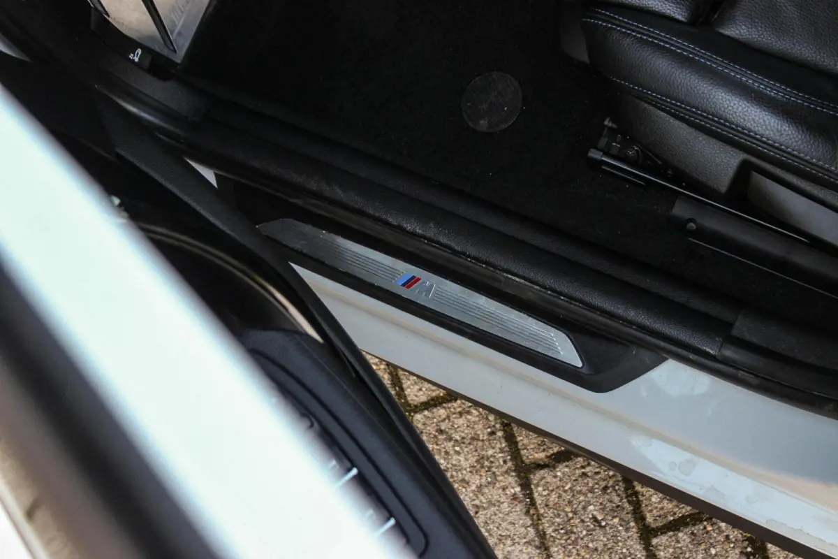 120i Edition M Sport Shadow High Executive | 2e eigenaar | Driving Assistant | Schuif-/kanteldak | Camera | Harman Kardon | Keyless entry | LED | M sport remmen | PDC