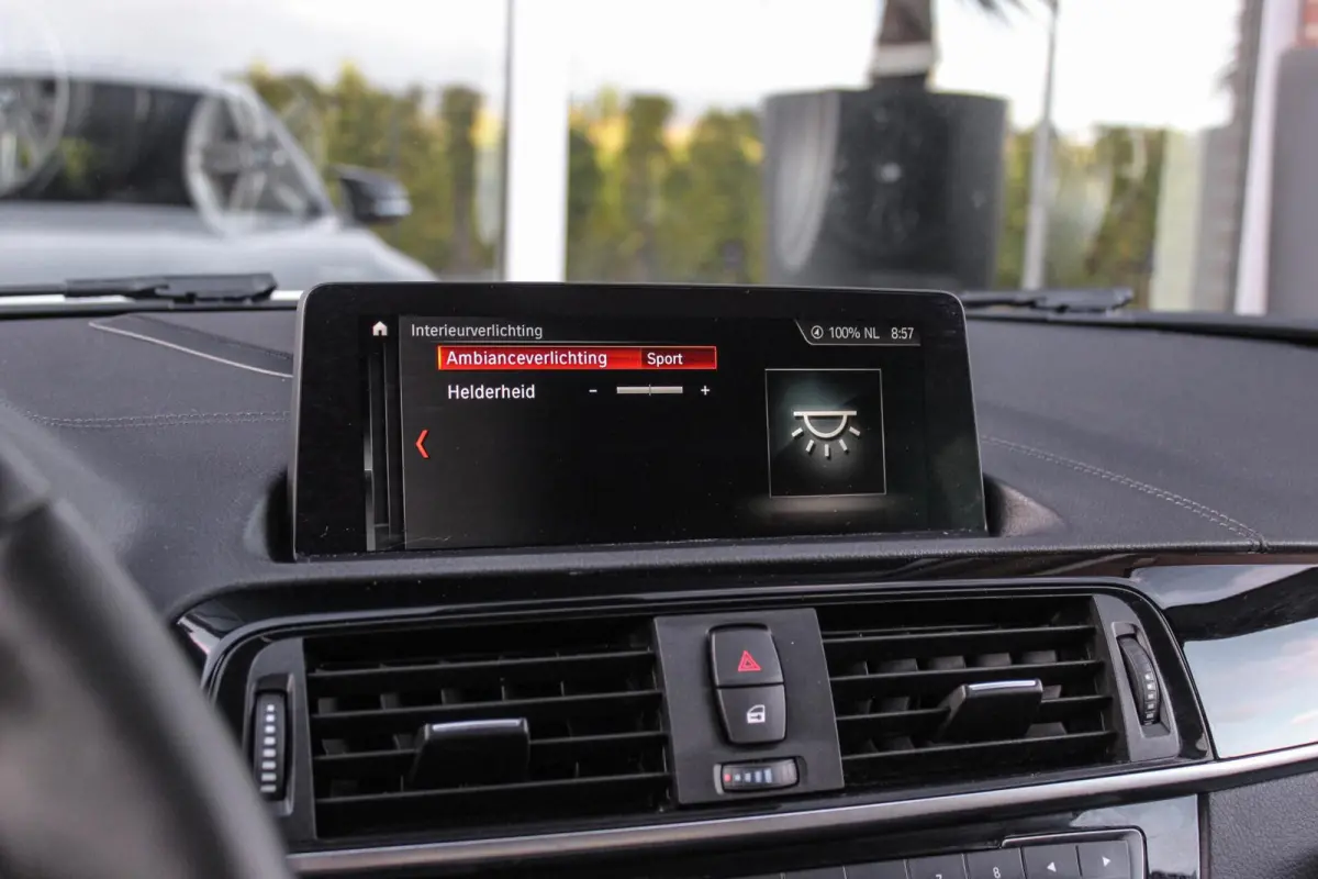 120i Edition M Sport Shadow High Executive | 2e eigenaar | Driving Assistant | Schuif-/kanteldak | Camera | Harman Kardon | Keyless entry | LED | M sport remmen | PDC