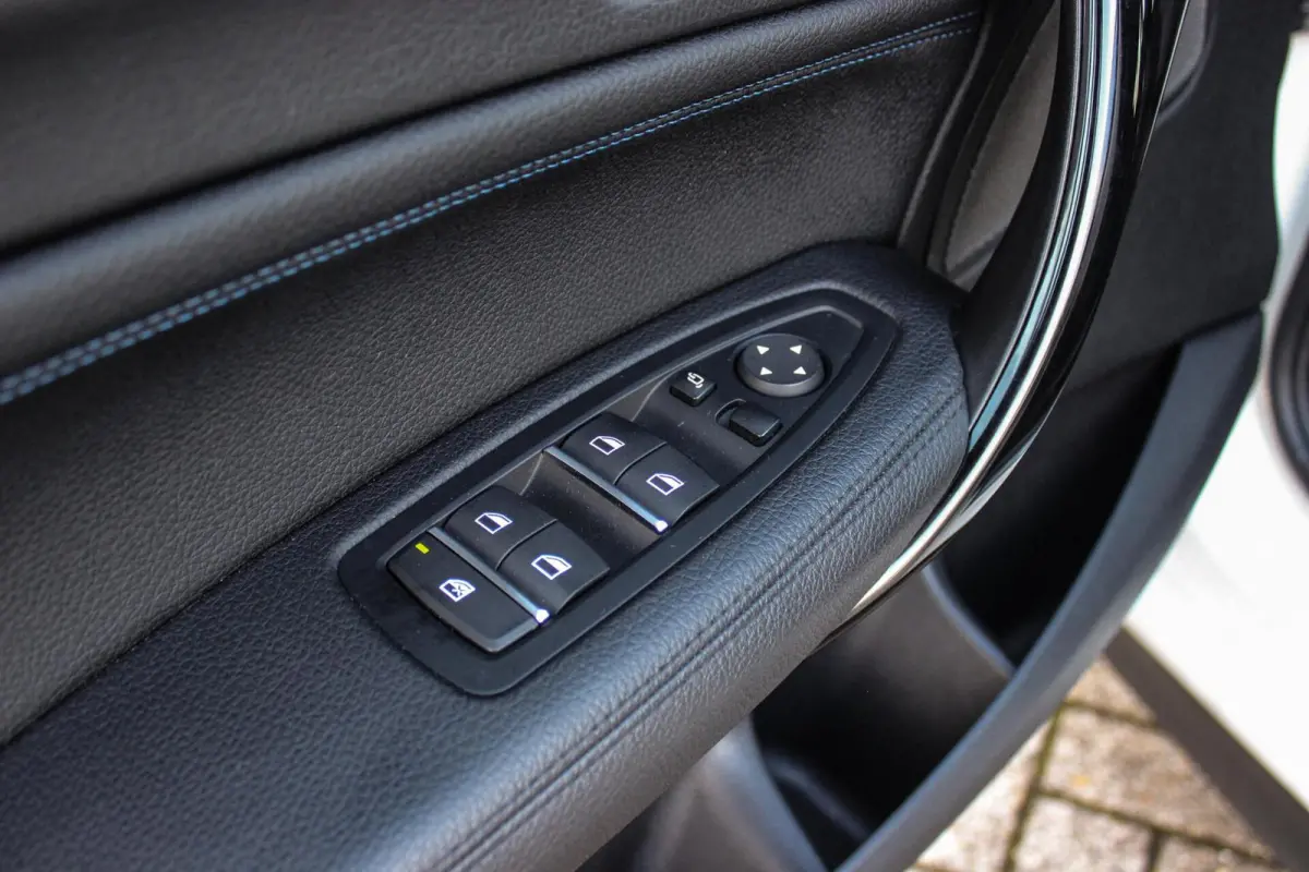 120i Edition M Sport Shadow High Executive | 2e eigenaar | Driving Assistant | Schuif-/kanteldak | Camera | Harman Kardon | Keyless entry | LED | M sport remmen | PDC