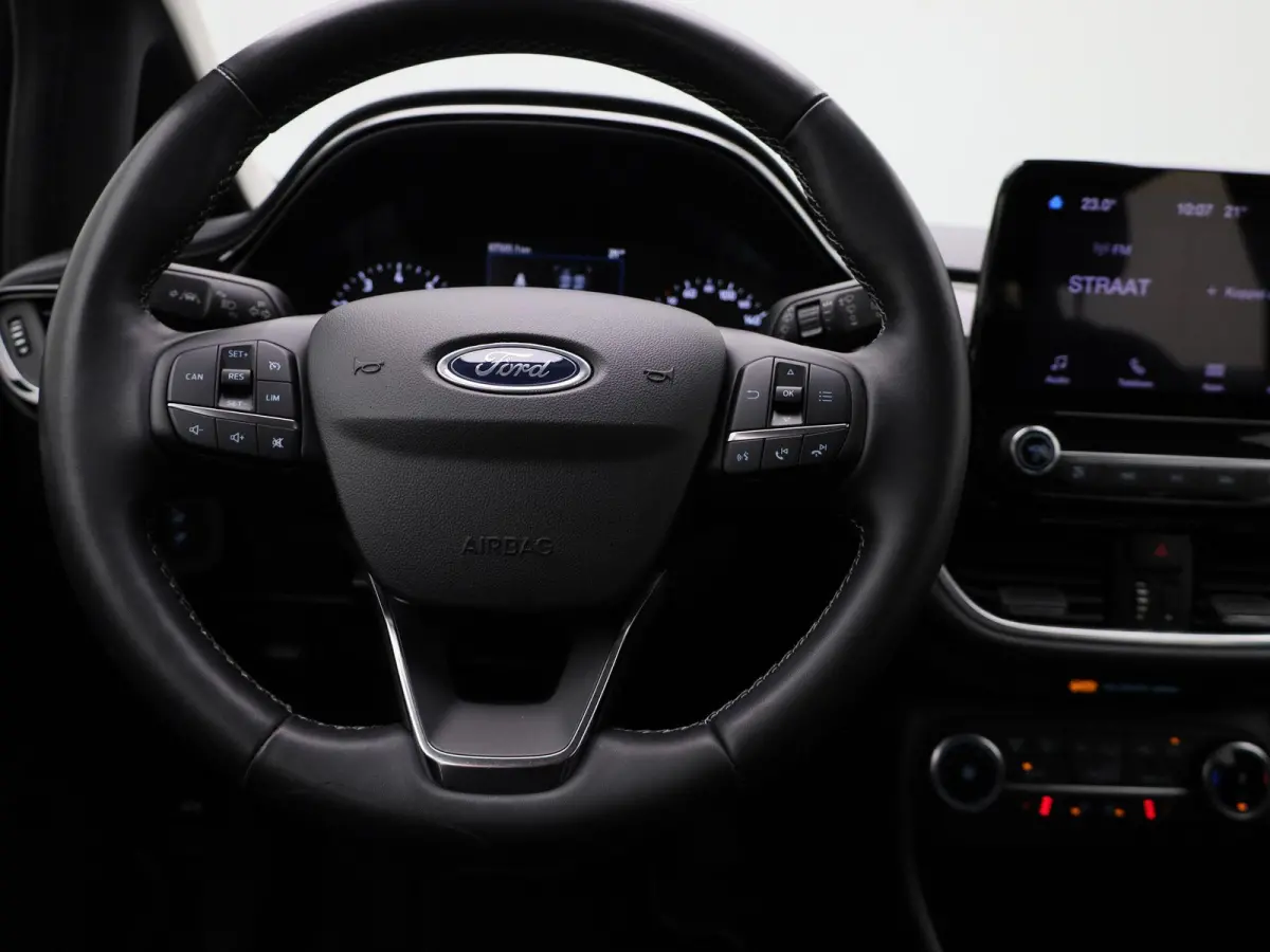 1.0 EcoBoost Hybrid Titanium STOEL - STUUR EN VOORRUIT VERWARMING | APPLE CARPLAY | PARKEER SENSOREN ACHTER | CRUISE CONTROL