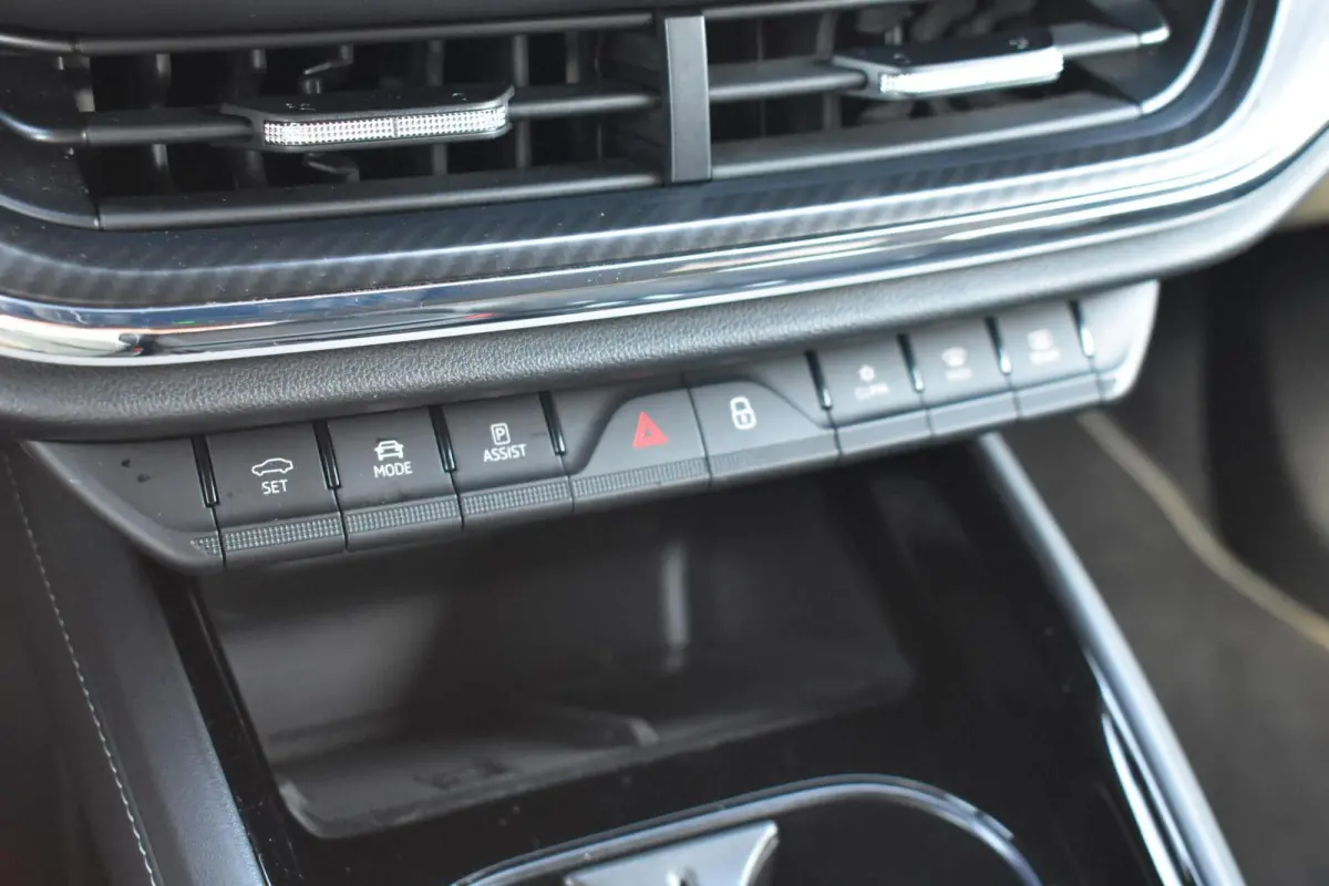 60 Sportline | Camera | Carplay | Cruise Control |