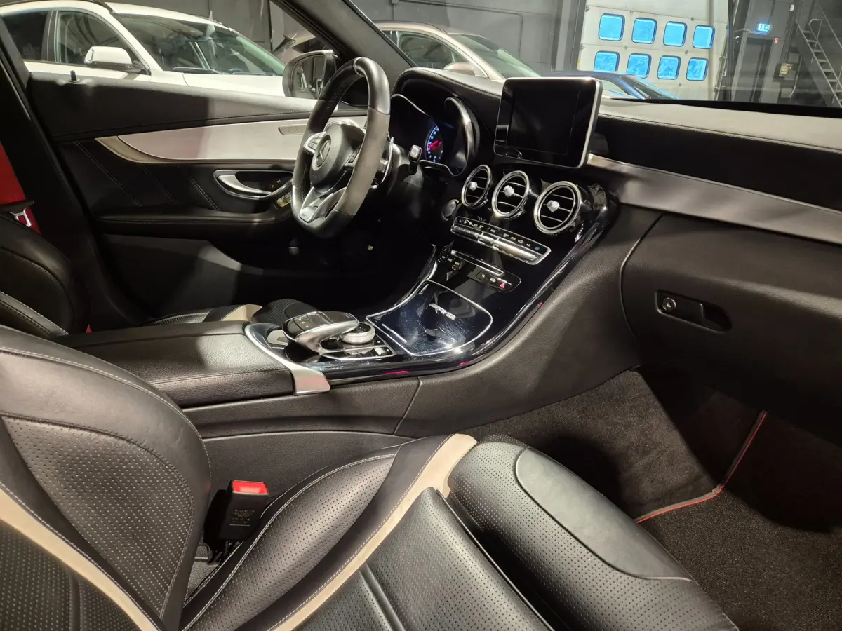AMG 63 - Dealeronderhouden - Panoramadak - Burmester - Camera - Elektr klep - Rijklaar !