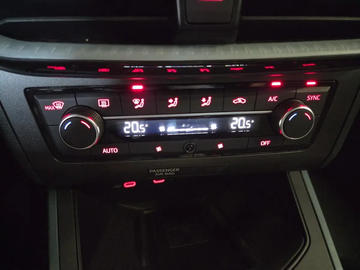 Xperience Business Connect | Adaptief Cruise  | Climate Control | Camera | Dodehoek Detectie | 17'' LM Velgen | Apple Carplay | Android Auto | 9.000 km!