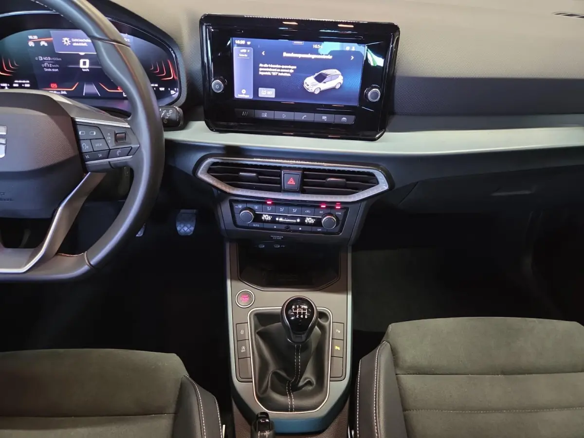 Xperience Business Connect | Adaptief Cruise  | Climate Control | Camera | Dodehoek Detectie | 17'' LM Velgen | Apple Carplay | Android Auto | 9.000 km!