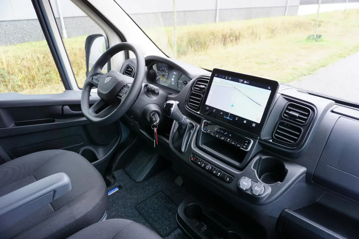 2.2 BlueHDi 180 L3H2 3.5t in Nieuwstaat |Automaat |Camera |Cruise |Navi |Groot scherm |2e airbag |BPM voordeel! |Climate control |Parkeersensoren |180 pk