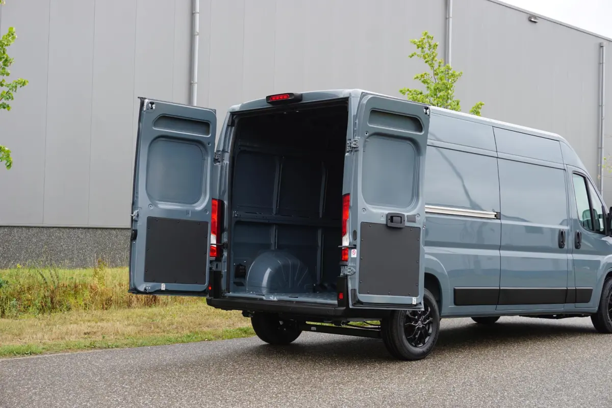 2.2 BlueHDi 180 L3H2 3.5t in Nieuwstaat |Automaat |Camera |Cruise |Navi |Groot scherm |2e airbag |BPM voordeel! |Climate control |Parkeersensoren |180 pk