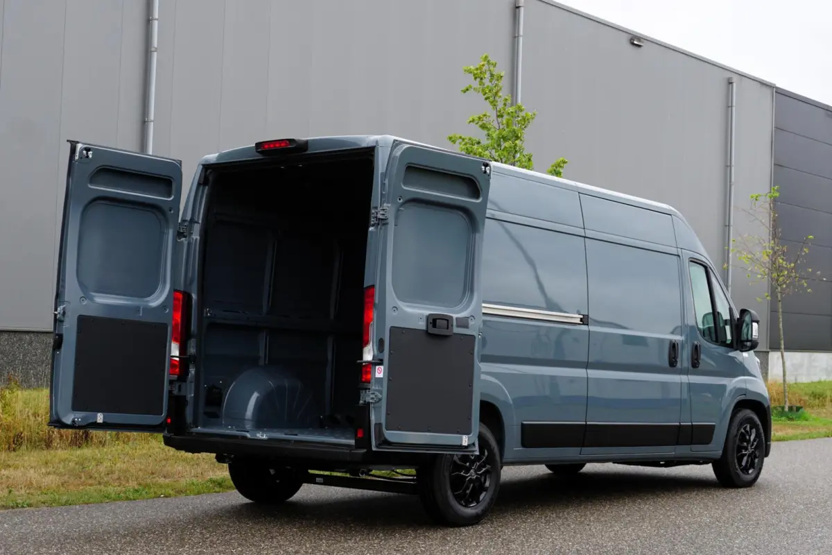 2.2 BlueHDi 180 L3H2 3.5t in Nieuwstaat |Automaat |Camera |Cruise |Navi |Groot scherm |2e airbag |BPM voordeel! |Climate control |Parkeersensoren |180 pk