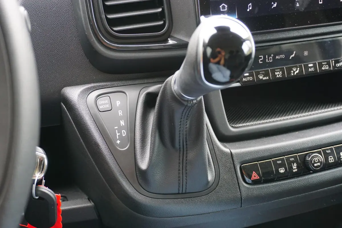 2.2 BlueHDi 180 L3H2 3.5t in Nieuwstaat |Automaat |Camera |Cruise |Navi |Groot scherm |2e airbag |BPM voordeel! |Climate control |Parkeersensoren |180 pk
