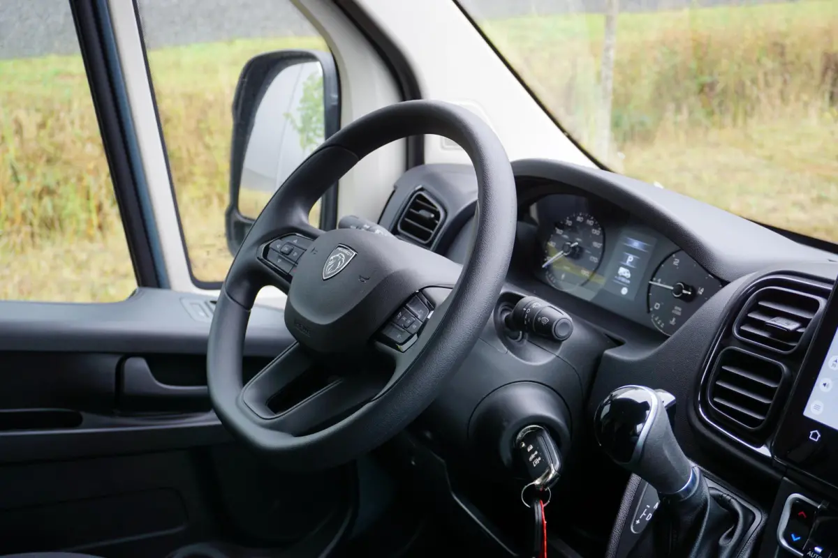 2.2 BlueHDi 180 L3H2 3.5t in Nieuwstaat |Automaat |Camera |Cruise |Navi |Groot scherm |2e airbag |BPM voordeel! |Climate control |Parkeersensoren |180 pk
