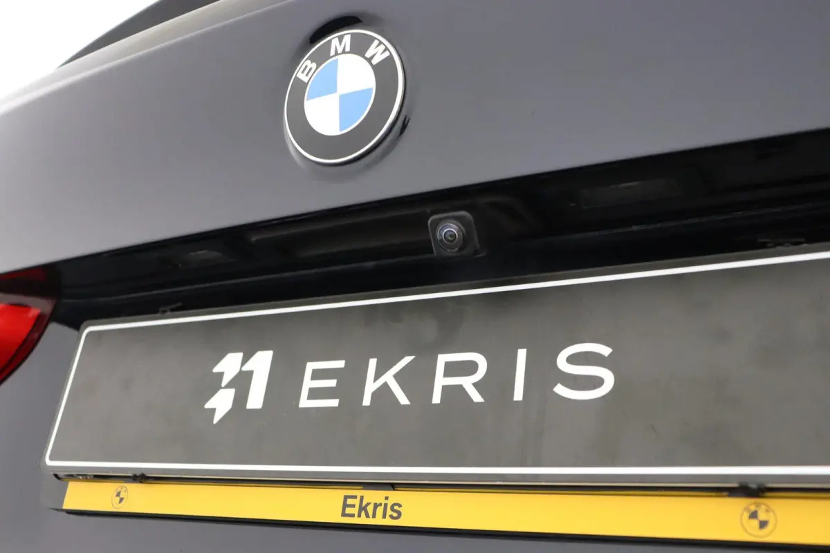 530i High Executive Edition Trekhaak | Panoramadak | Head-Up Display | Driving Assistant Plus | Harman Kardon | Comfortstoelen