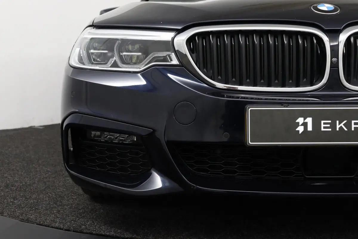 530i High Executive Edition Trekhaak | Panoramadak | Head-Up Display | Driving Assistant Plus | Harman Kardon | Comfortstoelen