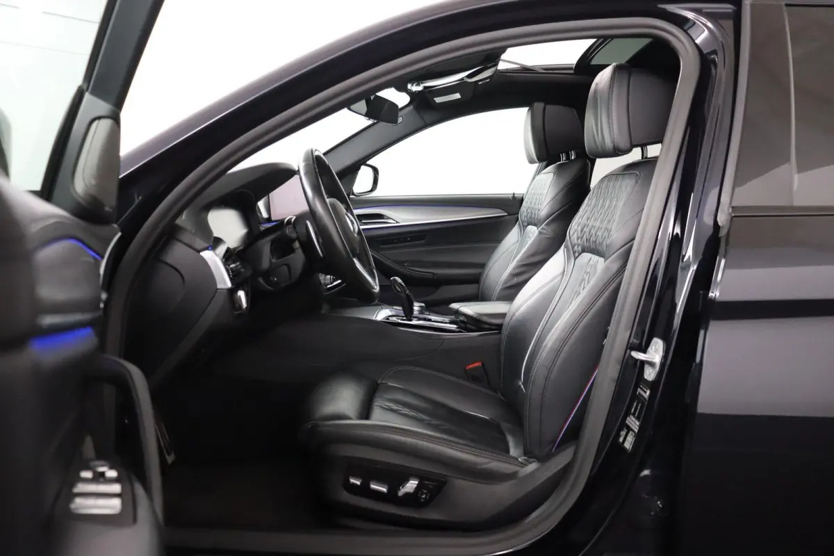 530i High Executive Edition Trekhaak | Panoramadak | Head-Up Display | Driving Assistant Plus | Harman Kardon | Comfortstoelen