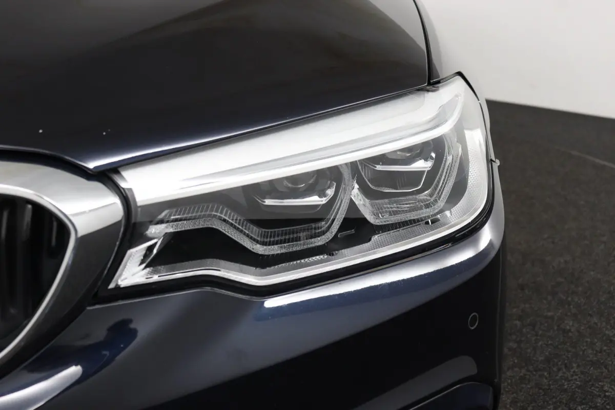 530i High Executive Edition Trekhaak | Panoramadak | Head-Up Display | Driving Assistant Plus | Harman Kardon | Comfortstoelen