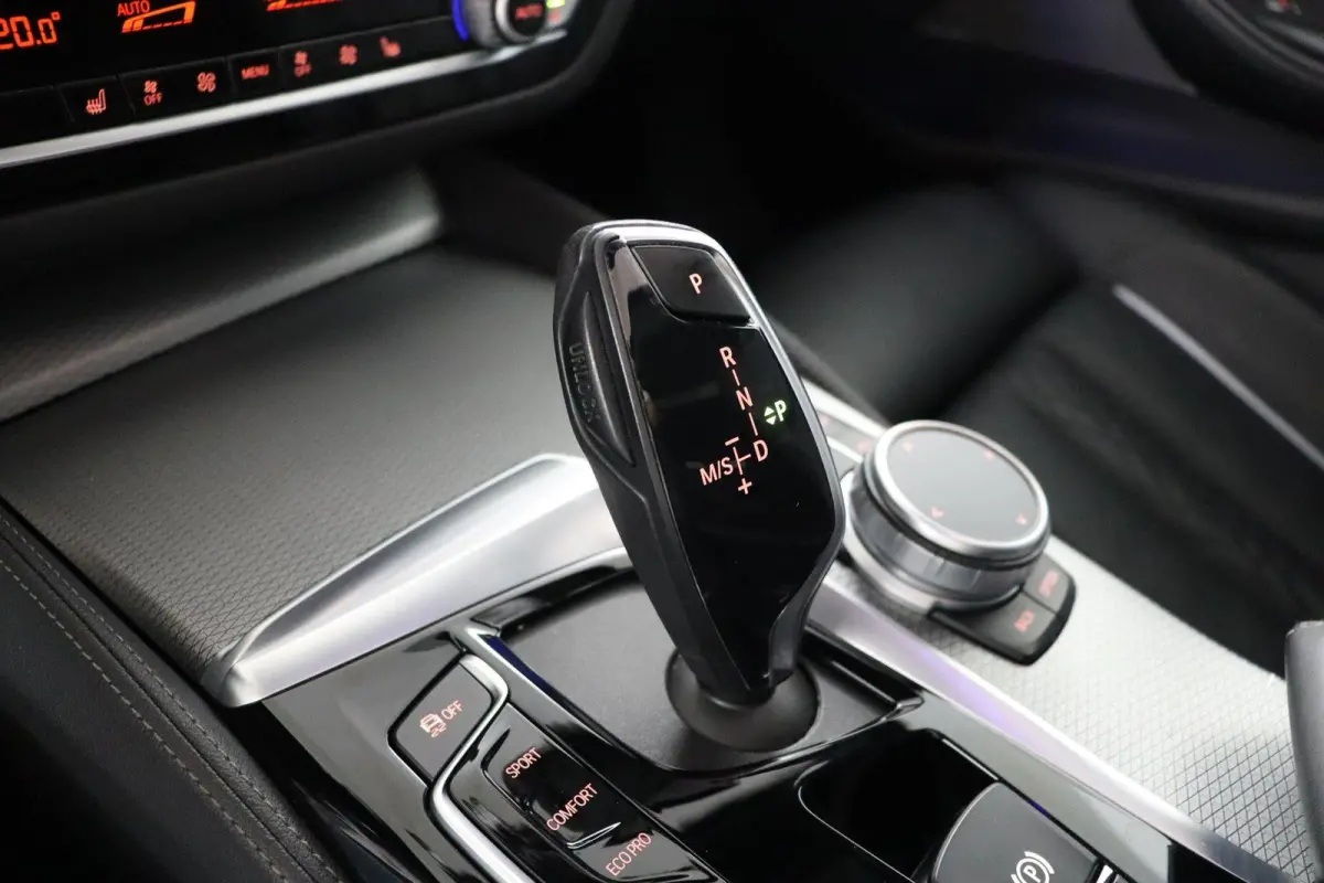 530i High Executive Edition Trekhaak | Panoramadak | Head-Up Display | Driving Assistant Plus | Harman Kardon | Comfortstoelen