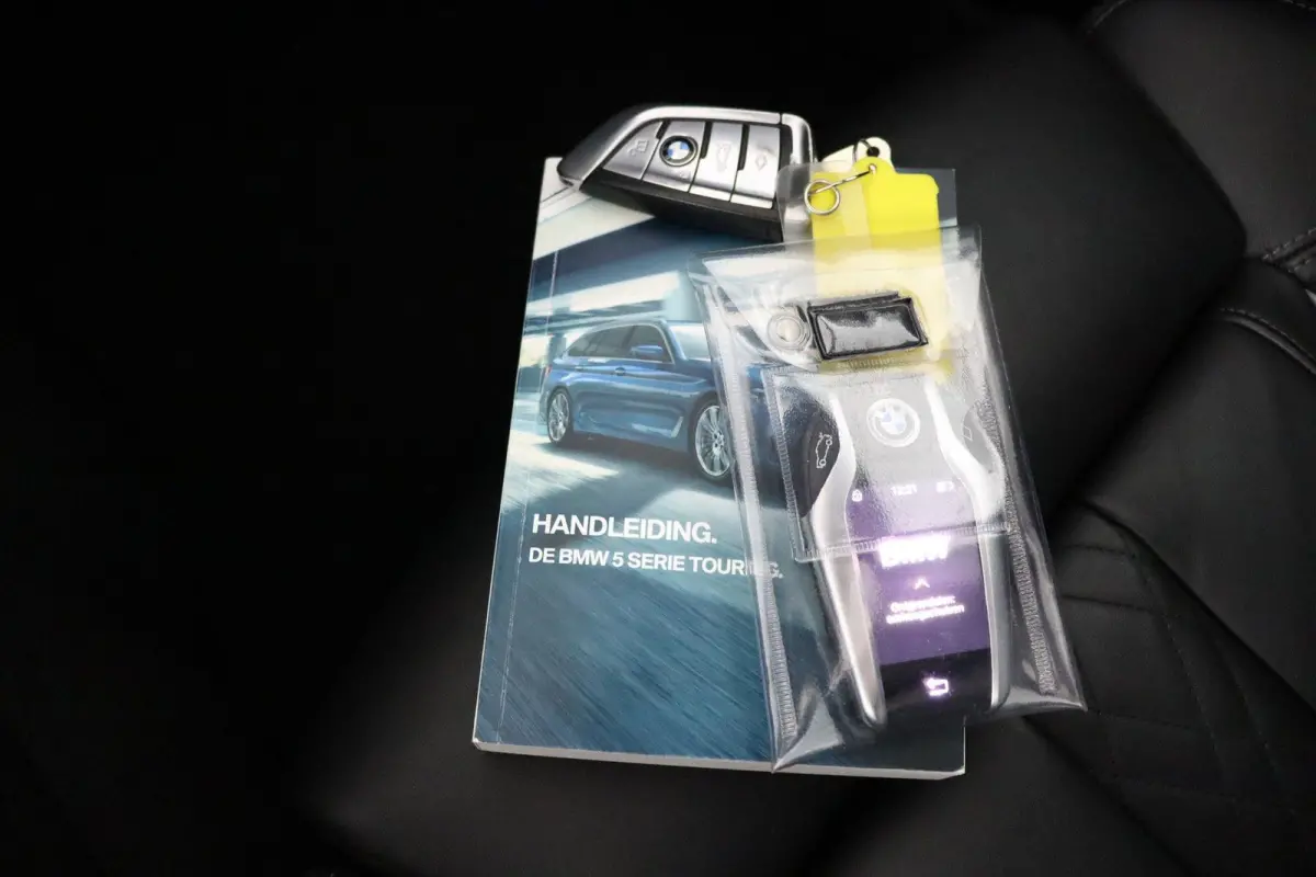 530i High Executive Edition Trekhaak | Panoramadak | Head-Up Display | Driving Assistant Plus | Harman Kardon | Comfortstoelen