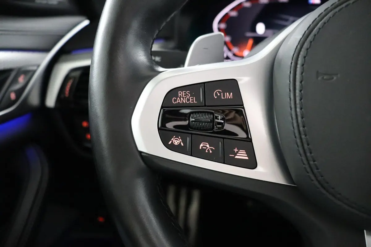530i High Executive Edition Trekhaak | Panoramadak | Head-Up Display | Driving Assistant Plus | Harman Kardon | Comfortstoelen