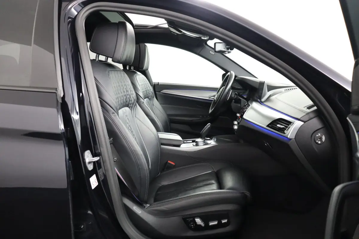 530i High Executive Edition Trekhaak | Panoramadak | Head-Up Display | Driving Assistant Plus | Harman Kardon | Comfortstoelen