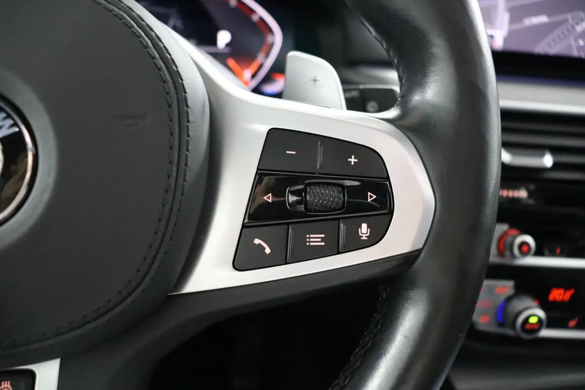 530i High Executive Edition Trekhaak | Panoramadak | Head-Up Display | Driving Assistant Plus | Harman Kardon | Comfortstoelen