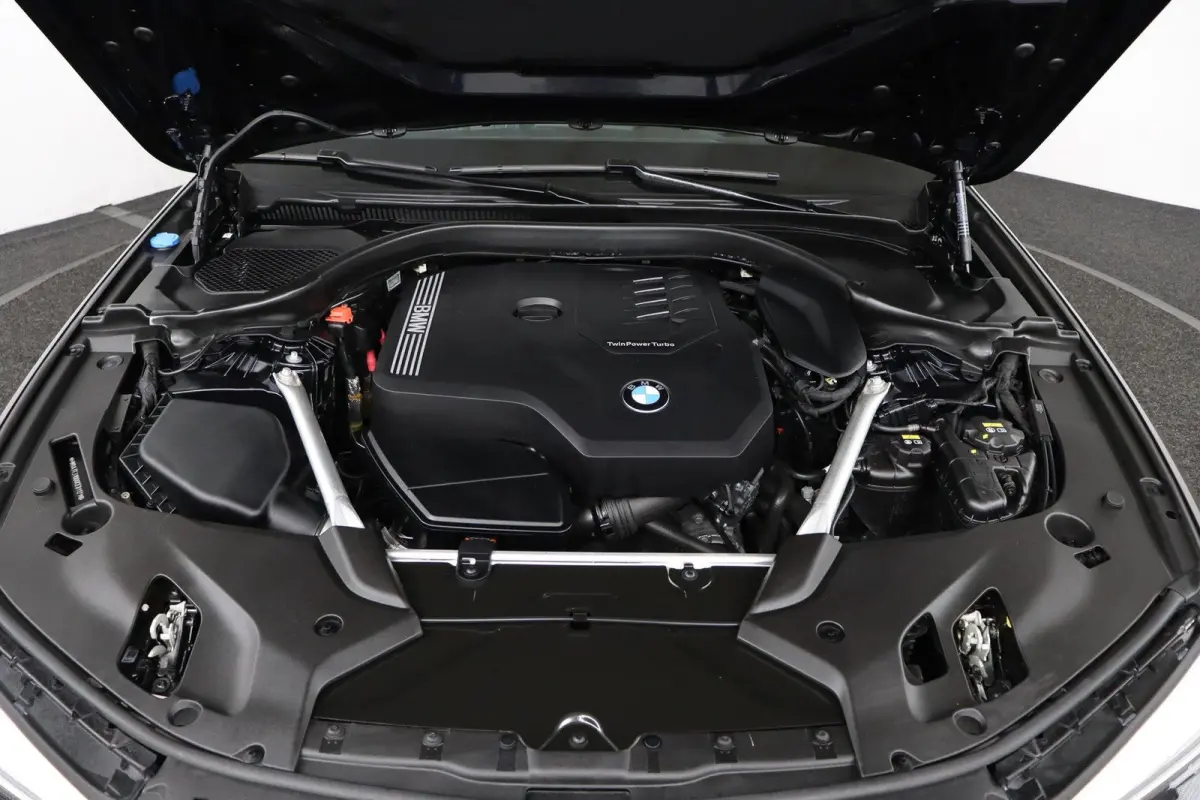 530i High Executive Edition Trekhaak | Panoramadak | Head-Up Display | Driving Assistant Plus | Harman Kardon | Comfortstoelen