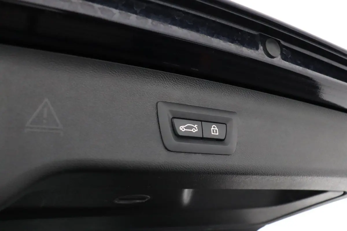 530i High Executive Edition Trekhaak | Panoramadak | Head-Up Display | Driving Assistant Plus | Harman Kardon | Comfortstoelen