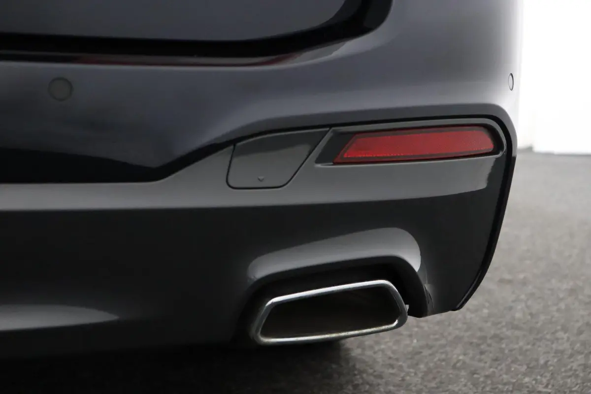 530i High Executive Edition Trekhaak | Panoramadak | Head-Up Display | Driving Assistant Plus | Harman Kardon | Comfortstoelen