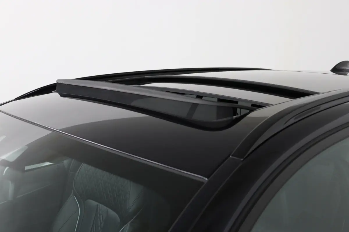 530i High Executive Edition Trekhaak | Panoramadak | Head-Up Display | Driving Assistant Plus | Harman Kardon | Comfortstoelen