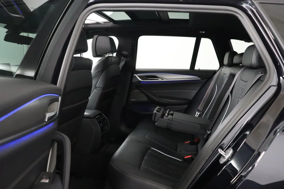 530i High Executive Edition Trekhaak | Panoramadak | Head-Up Display | Driving Assistant Plus | Harman Kardon | Comfortstoelen
