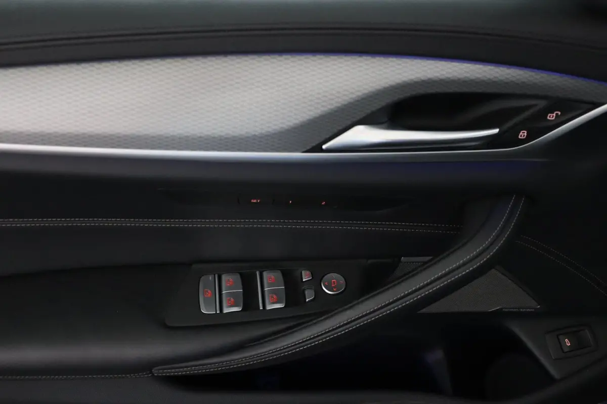 530i High Executive Edition Trekhaak | Panoramadak | Head-Up Display | Driving Assistant Plus | Harman Kardon | Comfortstoelen
