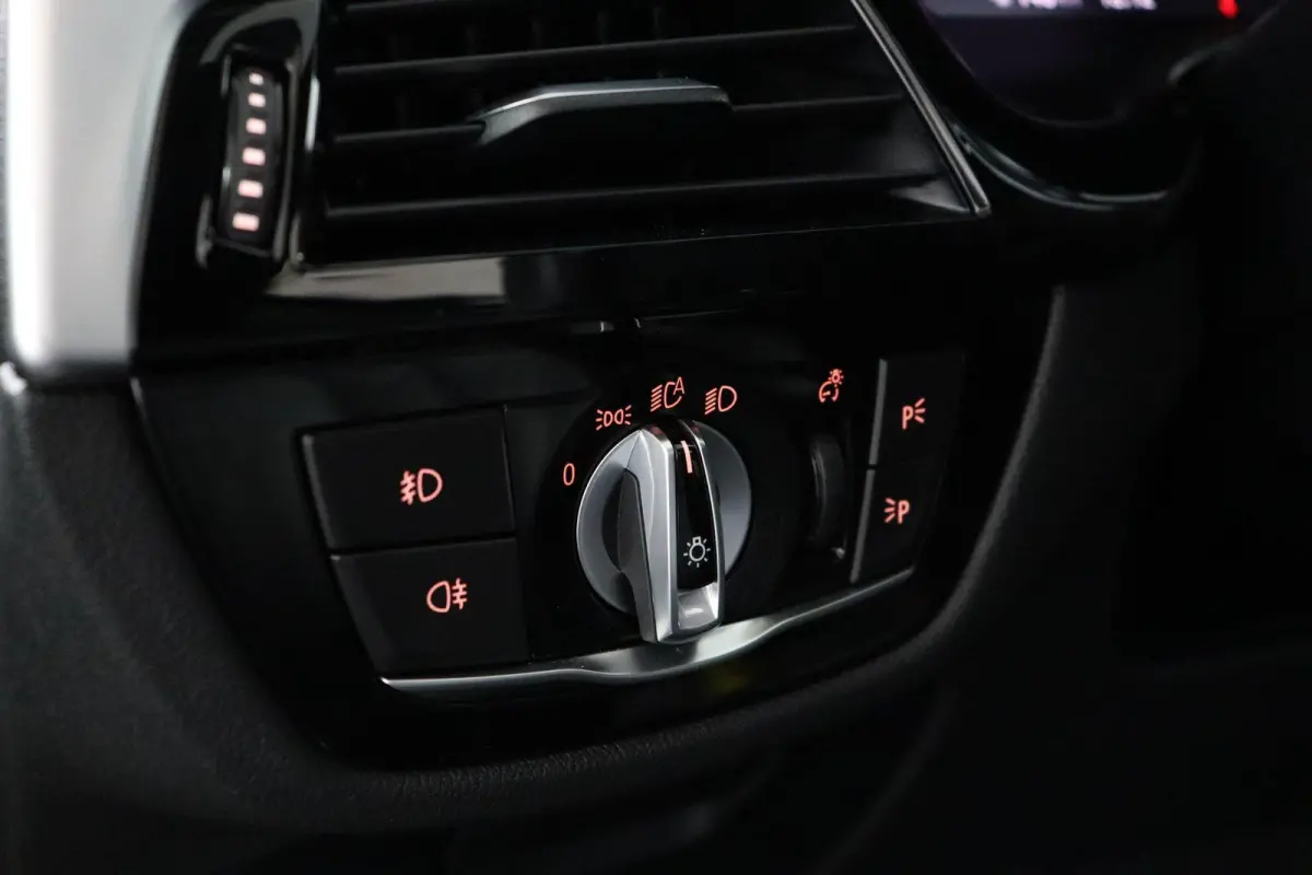 530i High Executive Edition Trekhaak | Panoramadak | Head-Up Display | Driving Assistant Plus | Harman Kardon | Comfortstoelen